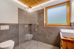 Douche, sèche-cheveux, serviettes fournies