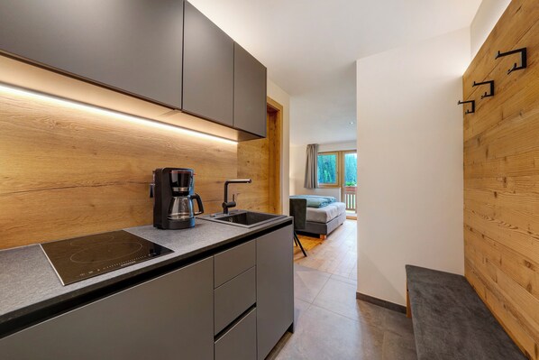 Kühlschrank, Herdplatte, Wasserkocher mit Kaffee-/Teezubehör