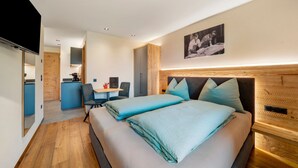 Une chambre d’hôtel moderne équipée d’un lit, d’un bureau et d’une kitchenette.