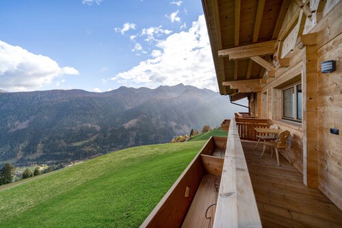 Einzimmerapartment 'Apartment Ocher' mit Bergblick, Gemeinschaftsgarten und WLAN