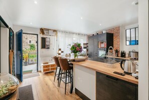 Jääkaappi, mikroaaltouuni, uuni, liesi