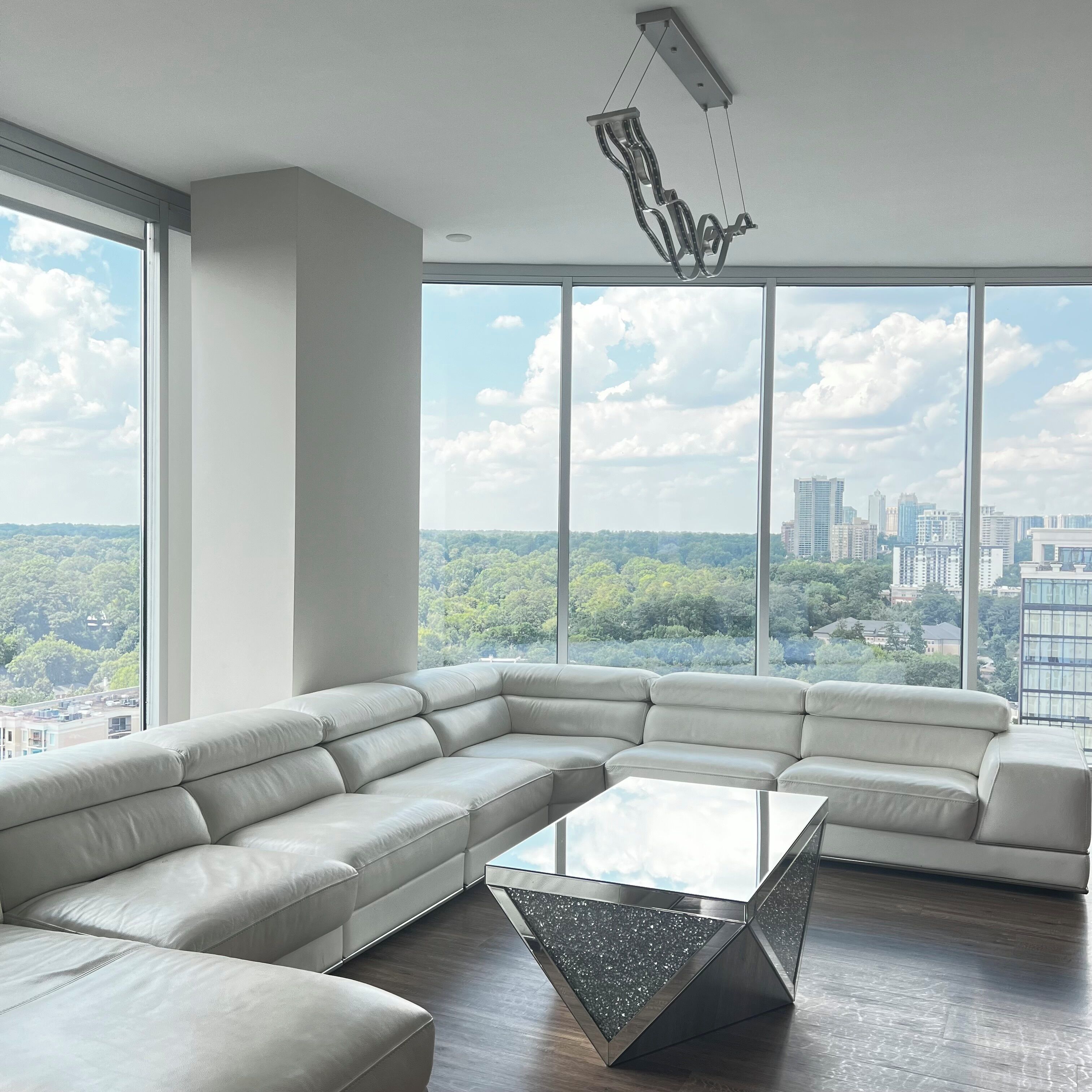 Luxurious 3-bedroom Penthouse in Atlanta, GA with WiFi, Gym, Pool & Sauna