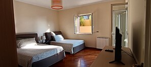 2 habitaciones, tabla de planchar con plancha, cuna de viaje y wifi
