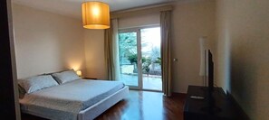 2 soverom, strykejern/-brett, reiseseng for barn og wi-fi