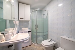 Shower, hair dryer, towels - Country House 'Los Perez Alojamiento Rural' with Shared Terrace, Wi-Fi and Air Conditioning (Lucainena de las Torres)