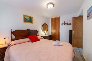 1 habitación, tabla de planchar con plancha, wifi gratis y ropa de cama 