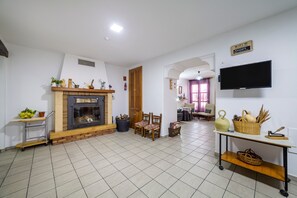 Fernseher, Kamin, Tischtennisplatte