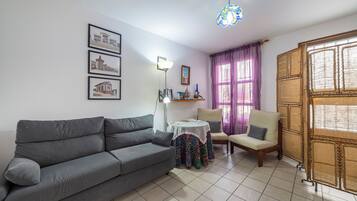 Televisie, een open haard en een tafeltennistafel