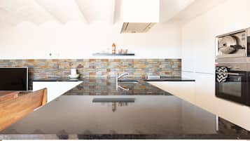 Jääkaappi, mikroaaltouuni, uuni, liesi