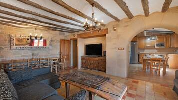 Een televisie en een open haard