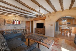 TV, fireplace - Farmhouse 'Atalaya' with Mountain View, Private Pool and Wi-Fi (Santa Eulalia la Mayor)