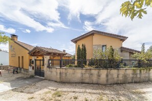 Exterior - Country House 'Rural Iglesia 1' with Shared Terrace, Private Garden and Balcony (Espeja De San Marcelino)