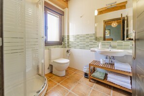 Ducha, secador de pelo y toallas