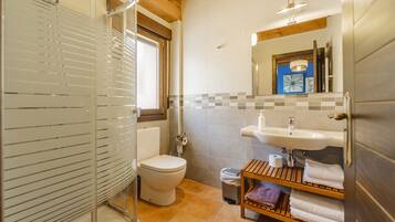 Een douche, een haardroger, handdoeken