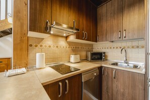 Réfrigérateur, micro-ondes, plaque de cuisson, lave-vaisselle