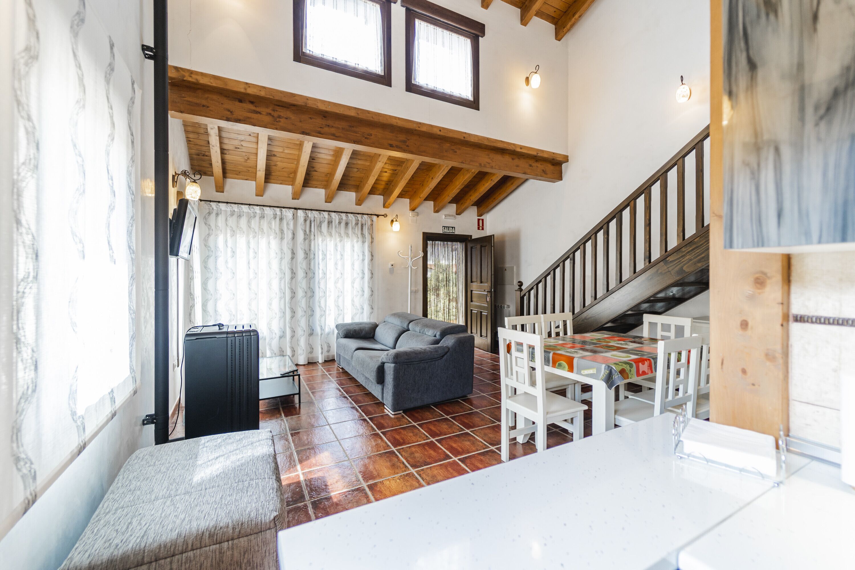 Una televisión, una chimenea