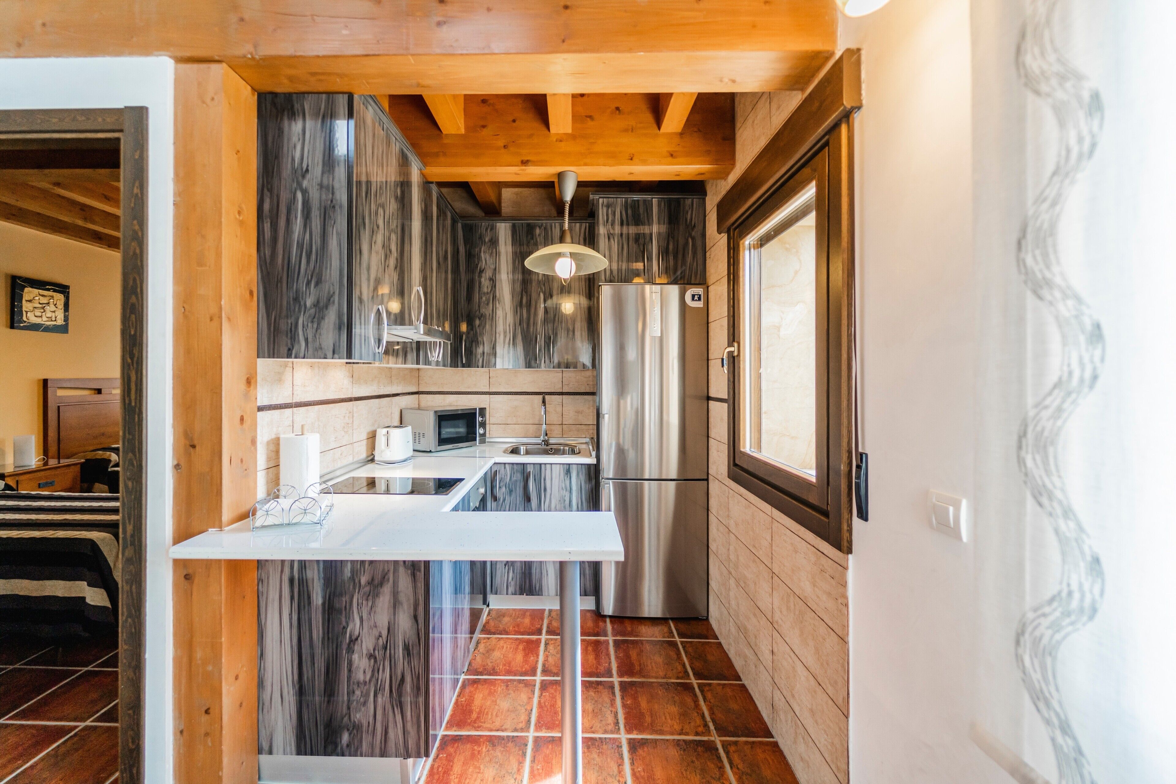 Een koelkast, een magnetron, een kookplaat, een vaatwasser