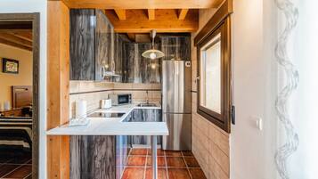 Een koelkast, een magnetron, een kookplaat, een vaatwasser