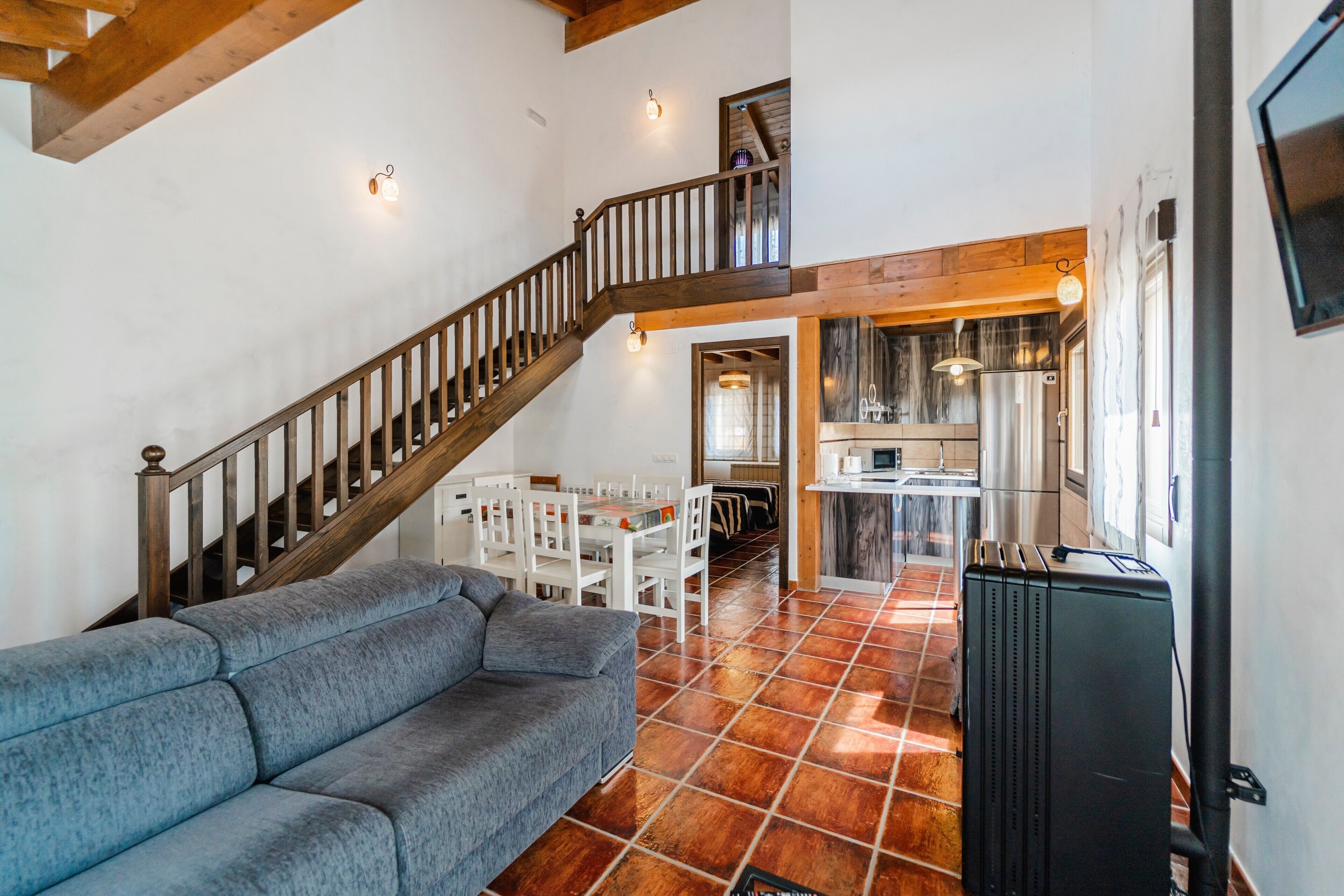 Een televisie en een open haard