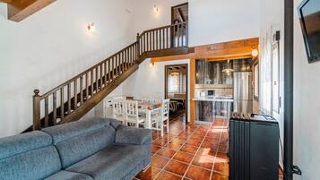 Een televisie en een open haard