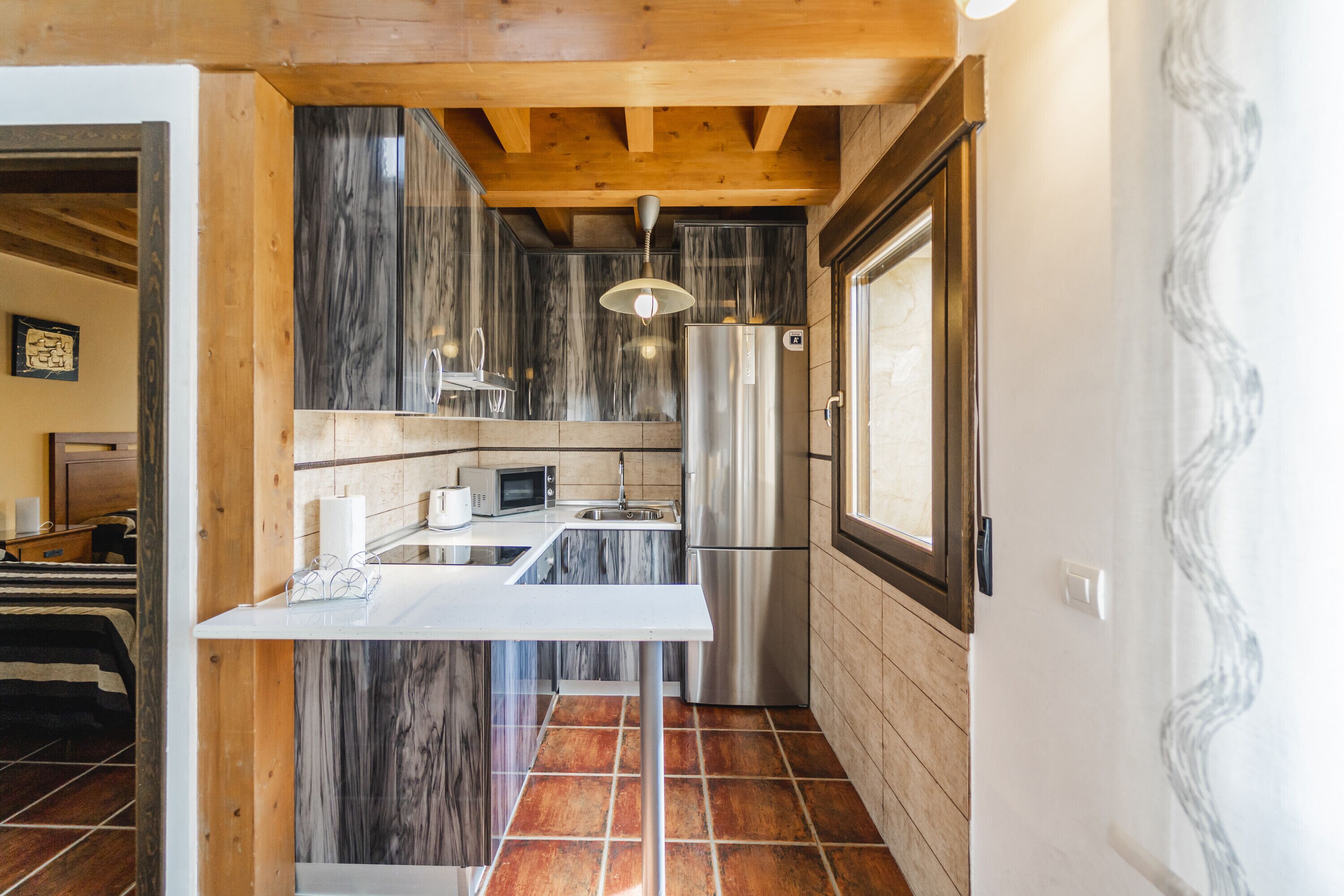 Frigorífico, microondas, placa de cocina y lavavajillas