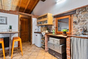 Refrigerador, microondas, parrilla de estufa y cafetera y tetera 