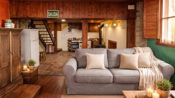 Televisie, een open haard en een tafeltennistafel