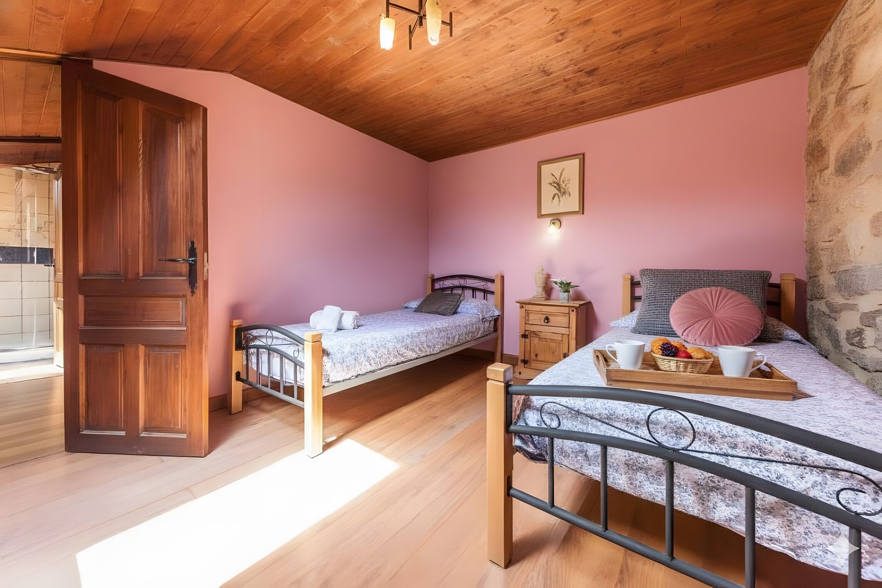 2 dormitorios, tabla de planchar con plancha, wifi gratis y ropa de cama