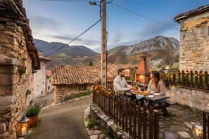 Outdoor dining - Montegrande Apartment Surrounded by Mountains with Shared Terrace and Wi-Fi (La Villa de Sub)