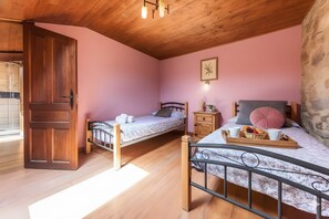 2 chambres, fer et planche à repasser, Wi-Fi gratuit, draps fournis