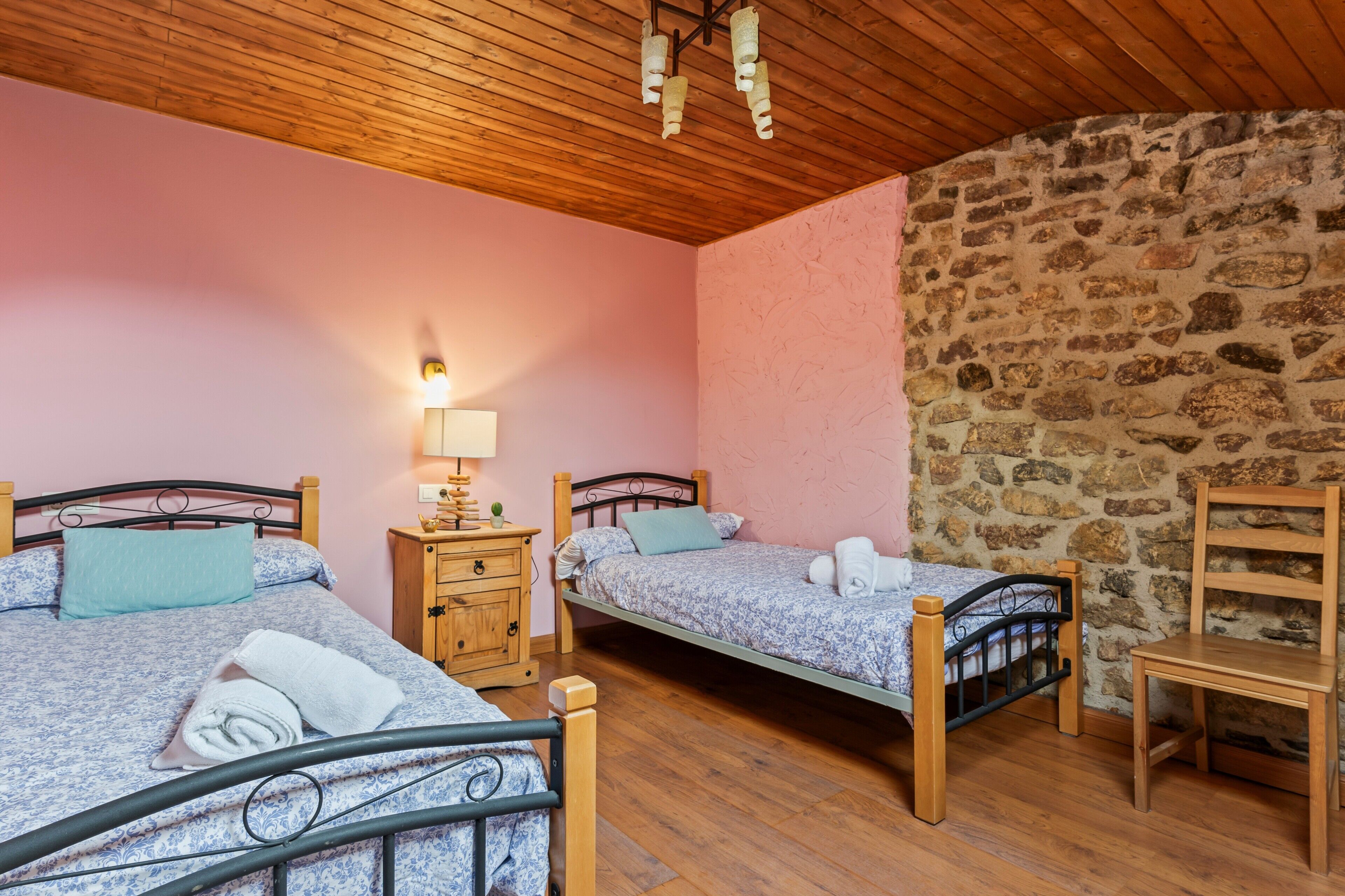 2 室のベ  ッドルーム、アイロン / アイロン台、WiFi (無料)、ベッドシーツ