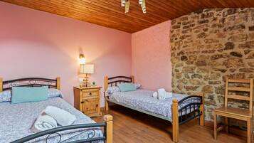 2 slaapkamers, een strijkplank/strijkijzer, gratis wifi, beddengoed