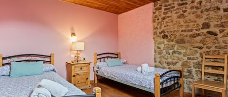 2 室のベッドルーム、アイロン / アイロン台、WiFi (無料)、ベッドシーツ