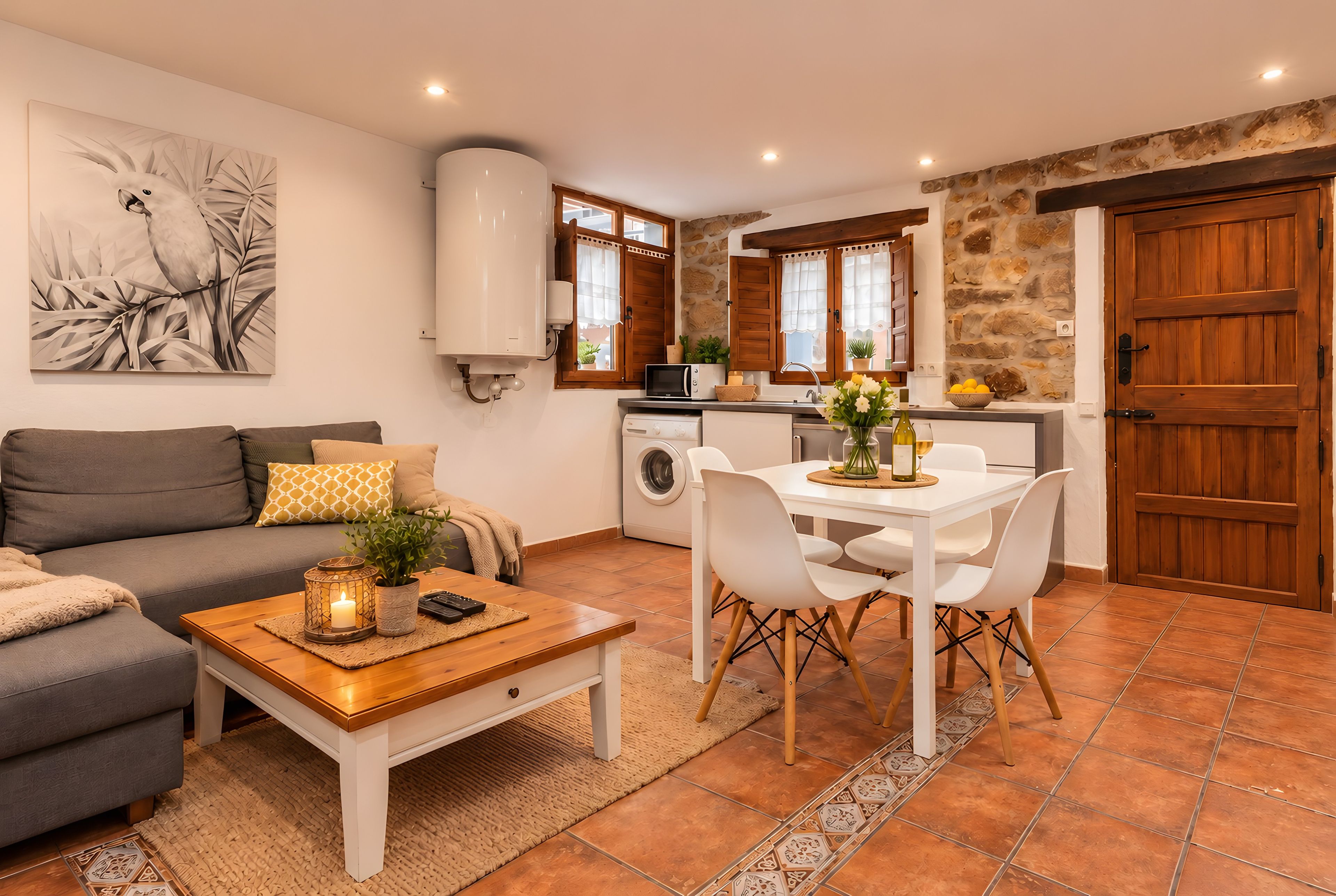 Una sala de estar moderna con un sofá, una mesa de centro y un cuadro de un pájaro.