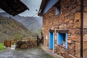 Property grounds - Apartment 'El Ablanu, Jacuzzi Y Vistas' with Mountain View, Private Terrace and Wi-Fi (Proaza)