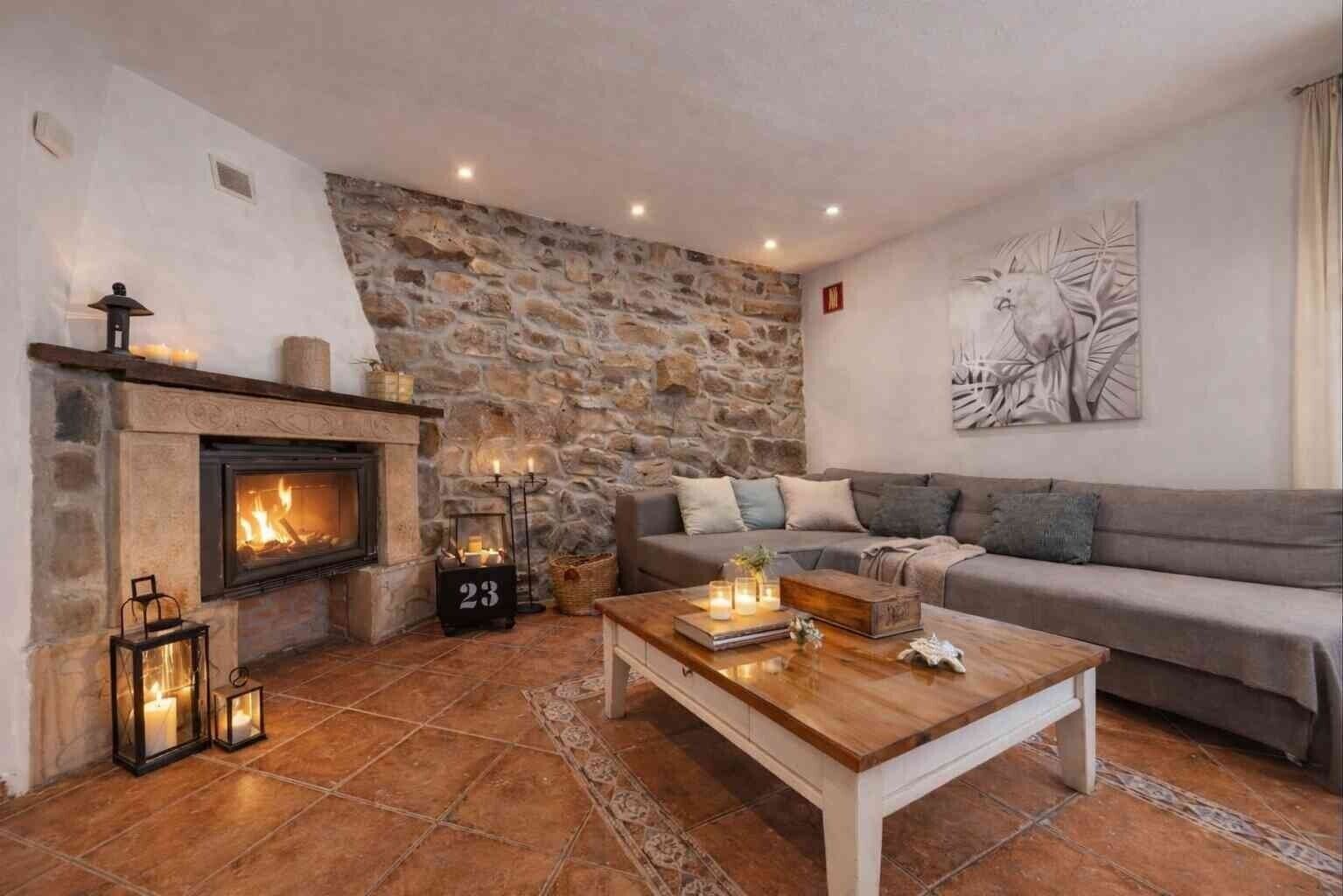 Una televisión, una chimenea