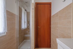 Dusche, Haartrockner, Bidet, Handtücher