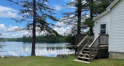 Cozy 1 BR Maine lakeside cottage getaway with WiFi, laundry, and full kitchen.