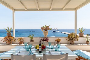 Outdoor dining - Apartment 'Sea Horse 2 Tinos' with Sea View, Wi-Fi and Air Conditioning (Tinos)