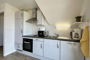 Microwave, oven, dishwasher, coffee/tea maker