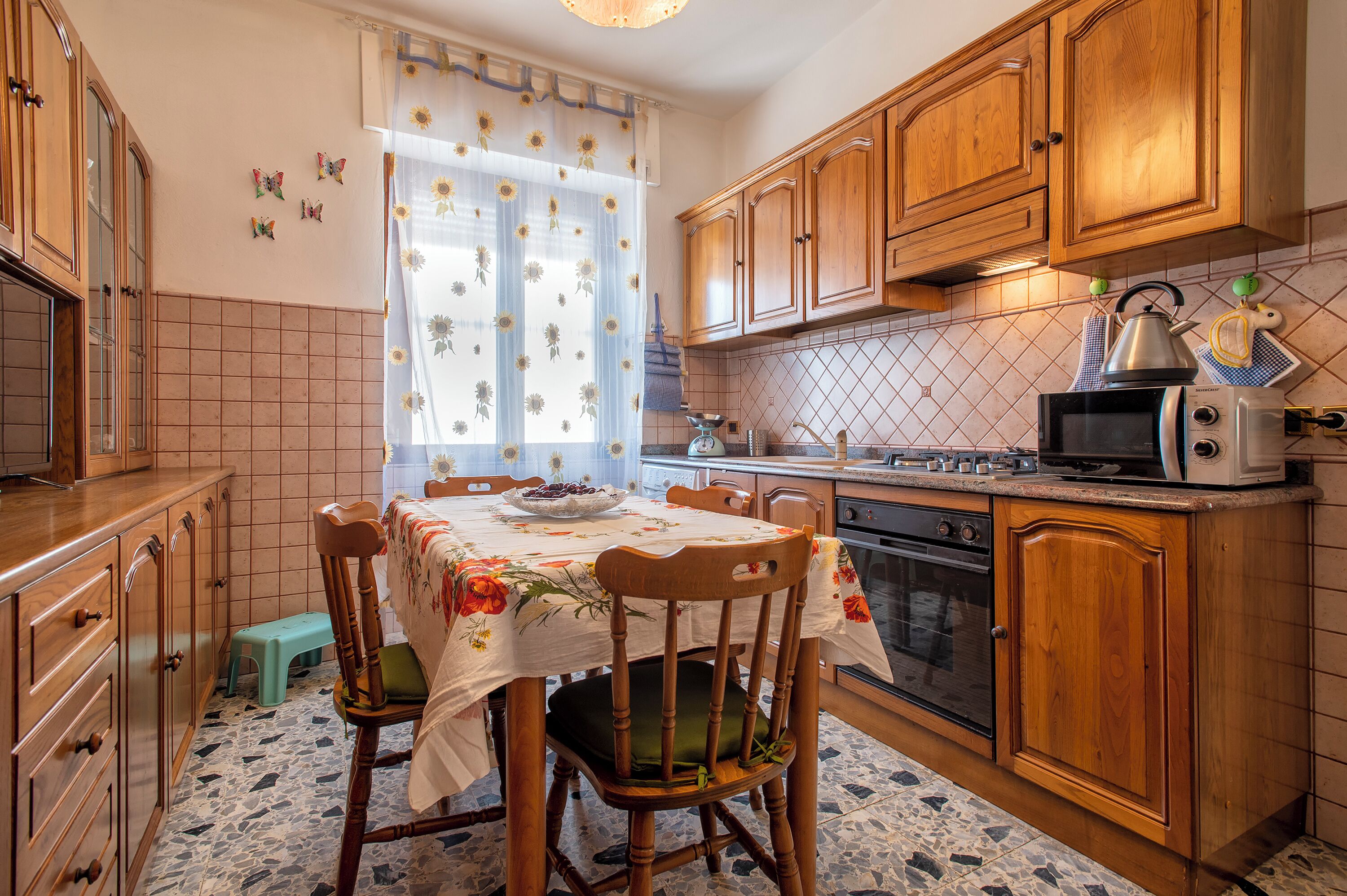 Frigorifero, microonde, forno, piano cottura