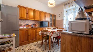 KĂŒhlschrank, Mikrowelle, Ofen, Herdplatte