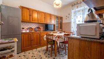 Frigorifero, microonde, forno, piano cottura