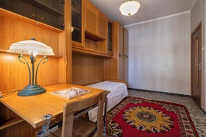 2 quartos, ferros/tábuas de passar roupa, roupa de cama