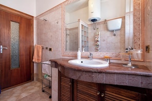 Douche, sèche-cheveux, serviettes fournies