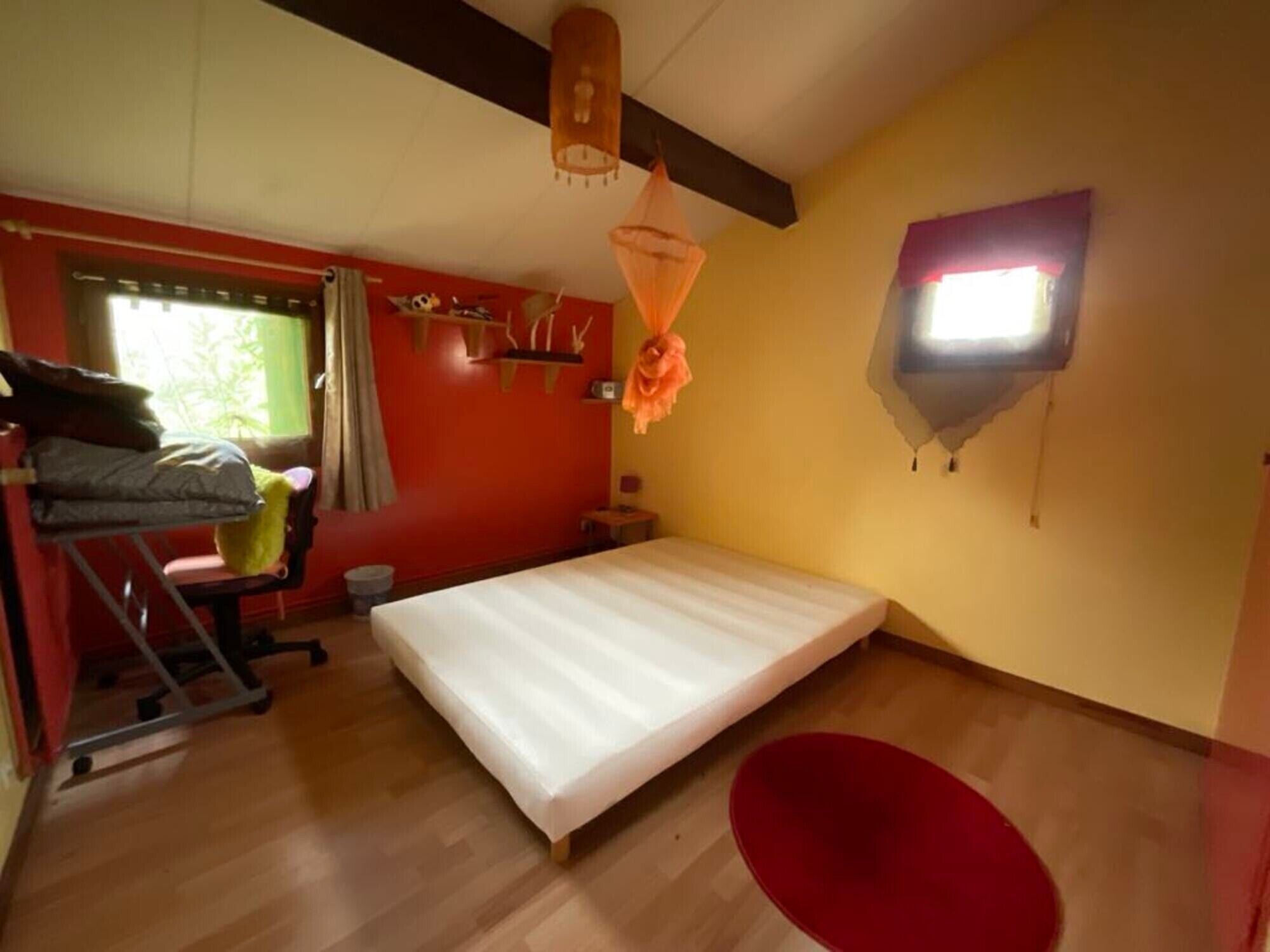 3 chambres, bureau, fer et planche à repasser, draps fournis