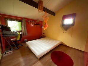 3 habitaciones, escritorio y tabla de planchar con plancha 