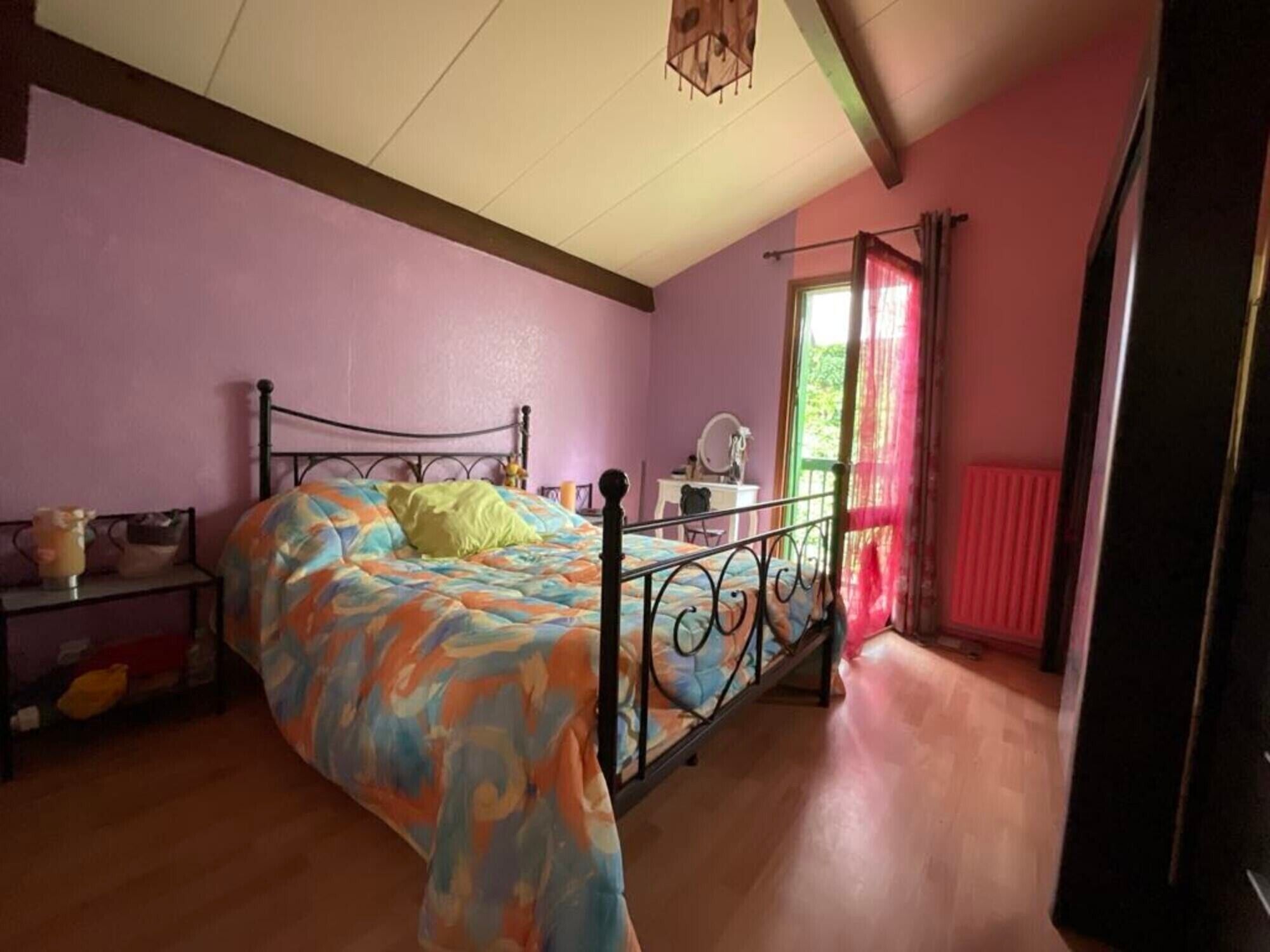 3 makuuhuonetta, työpöytä, silitysrauta/-lauta, vuodevaatteet