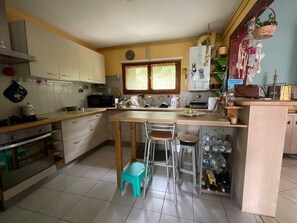 Een koelkast, een magnetron, een oven, een kookplaat