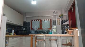 Coffee/tea maker, fridge, microwave, oven